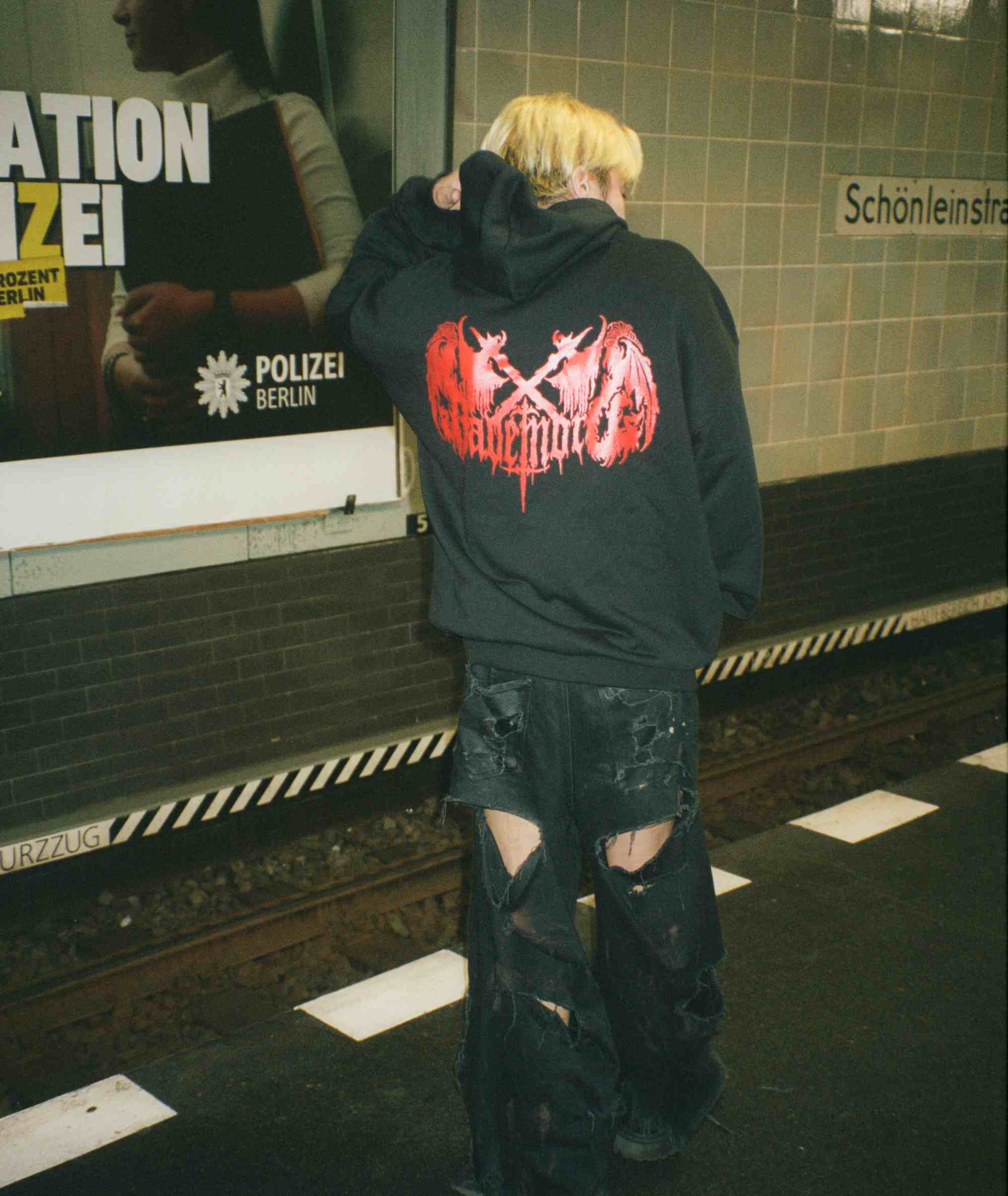 TOMAHAWK_HOODIE_LIFESTYLE_R+